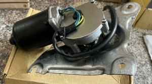 Motor Limpia Parabrisas con Sujetador Isuzu FVZ / FVM
